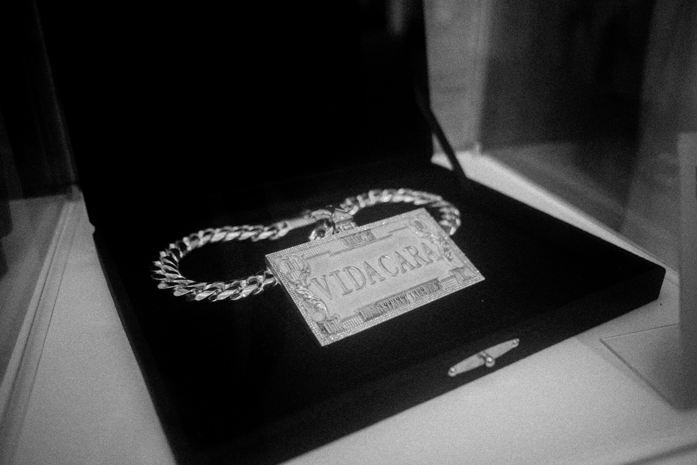 Black and white: a heavy silver chain and nameplate on display in a black case