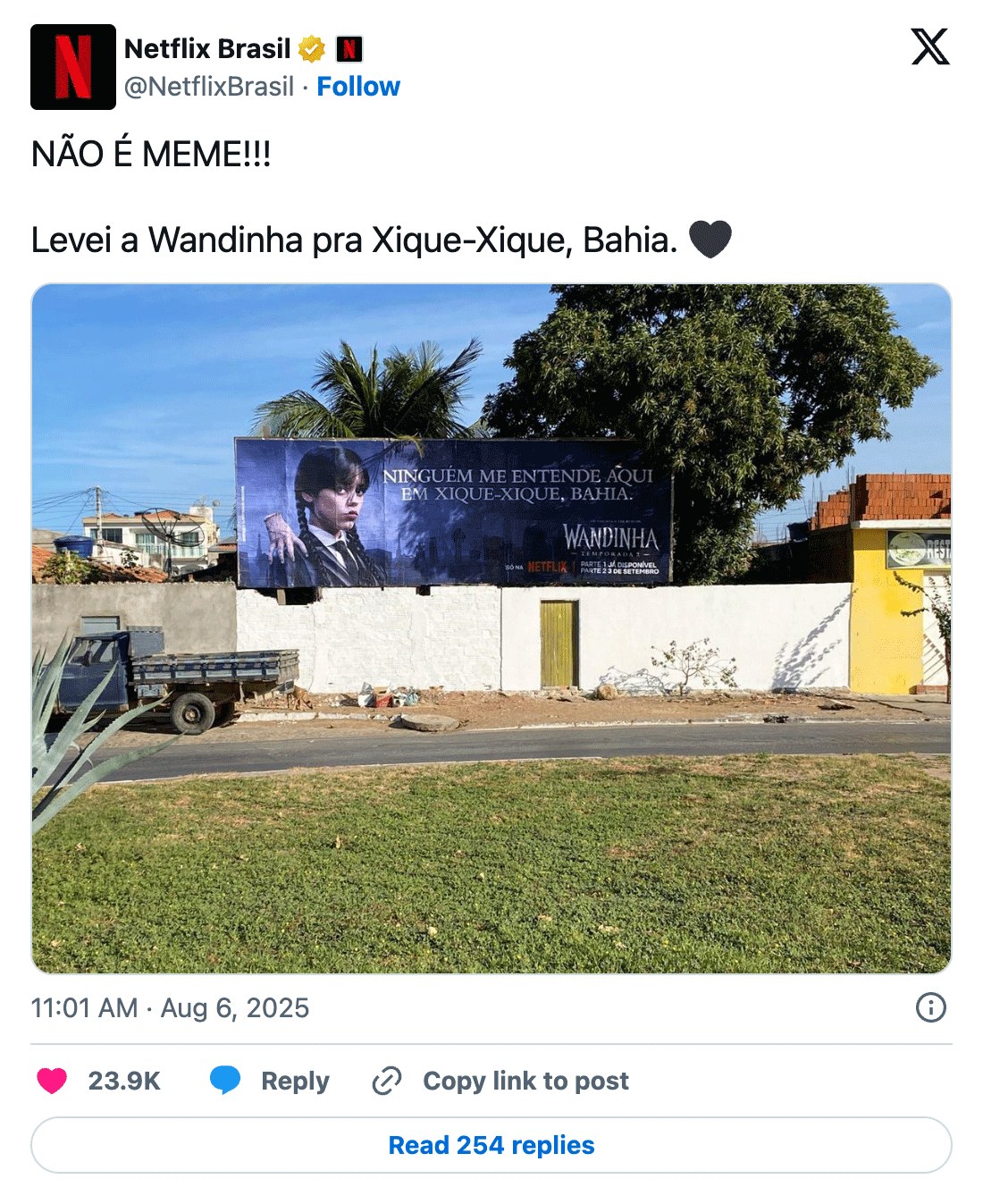 Netflix Brasil post on X reading "Não é meme!!!" with a photo of the Wandinha billboard in Xique-Xique, Bahia